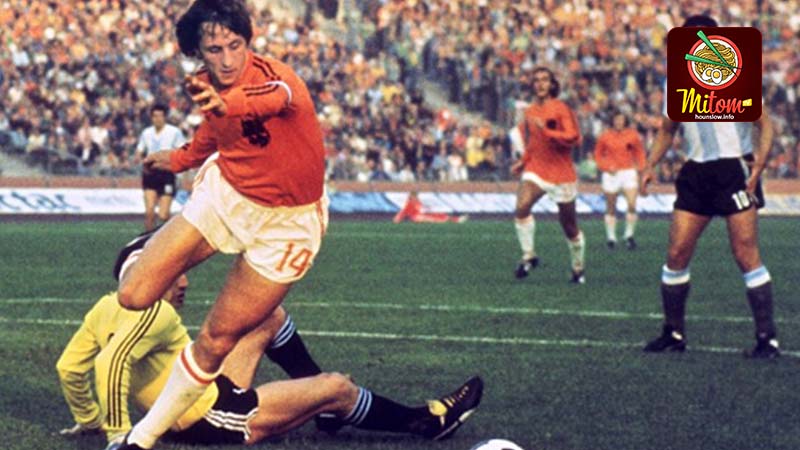 Cruyff được coi là một trong những cầu thủ xuất sắc nhất trong lịch sử bóng đá thế giới